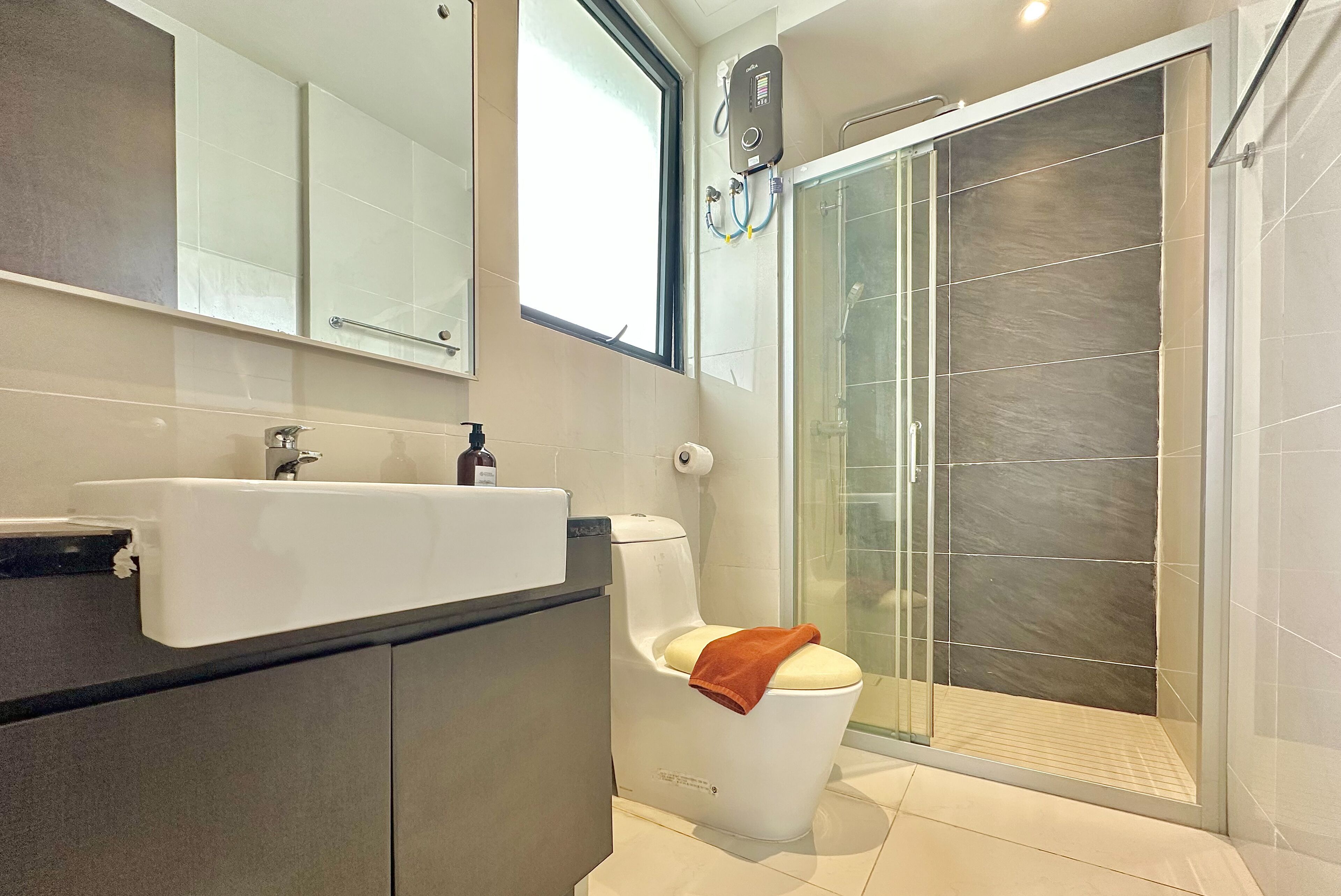 Design Apartment, 3 Bedrooms, Non Smoking, Balcony | Bilik Mandi | Pancuran mandi, hulu semburan mandi hujan, pengering rambut, bidet 