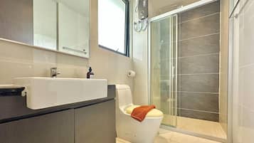 Design Apartment, 3 Bedrooms, Non Smoking, Balcony | Bilik Mandi | Pancuran mandi, hulu semburan mandi hujan, pengering rambut, bidet