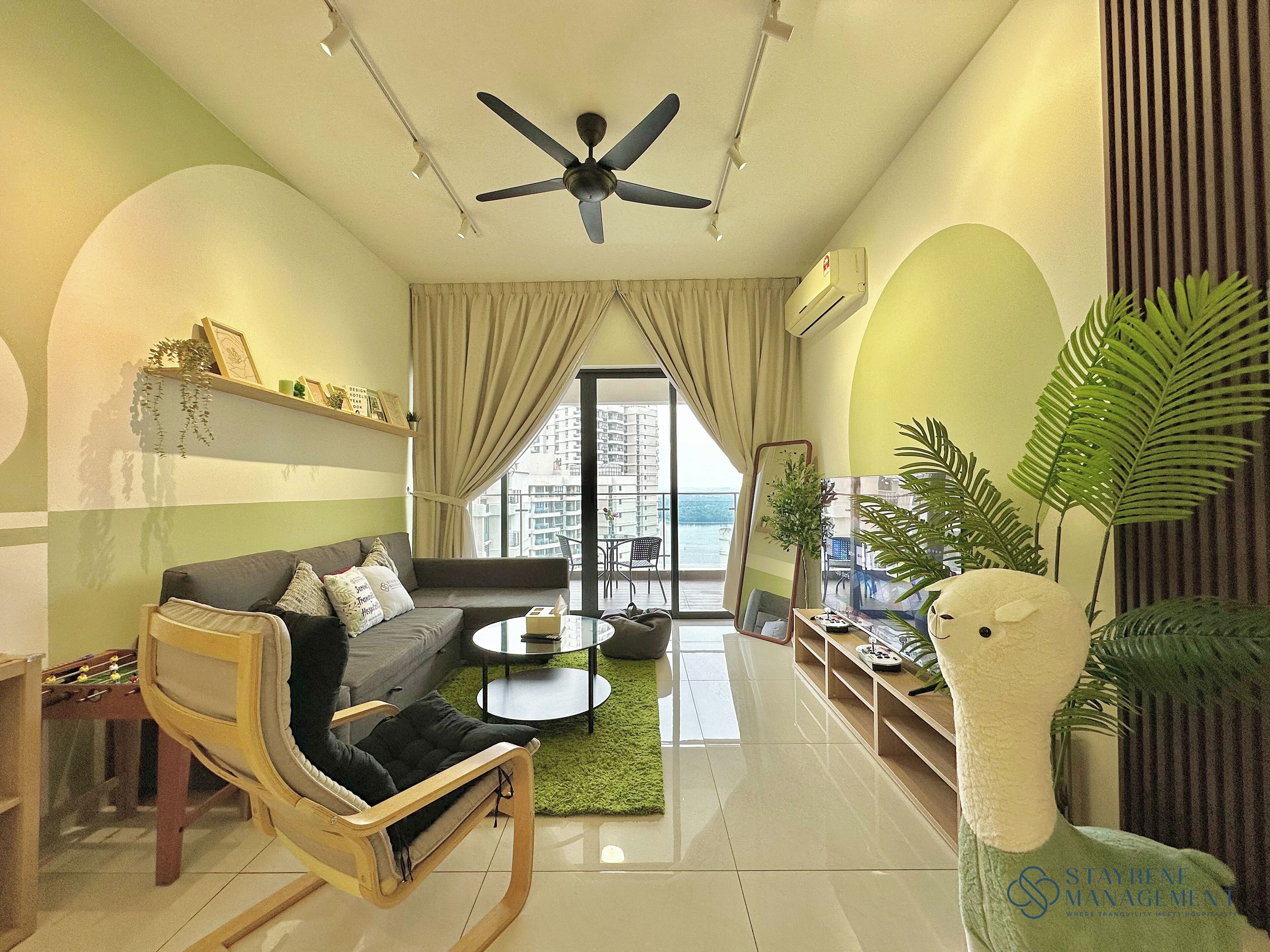 Fjölskylduíbúð - 3 svefnherbergi - reyklaust - svalir | Stofa | 40-tommu snjallsjónvarp með stafrænum rásum, Netflix.