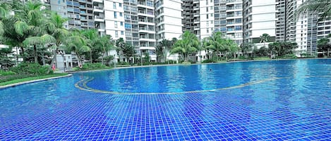 2 outdoor pools