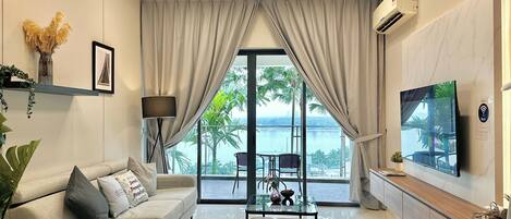 Departamento de diseñador, 3 habitaciones, balcón, vista al mar | Área de sala de estar | Smart TV de 40 pulgadas con canales digitales y Netflix