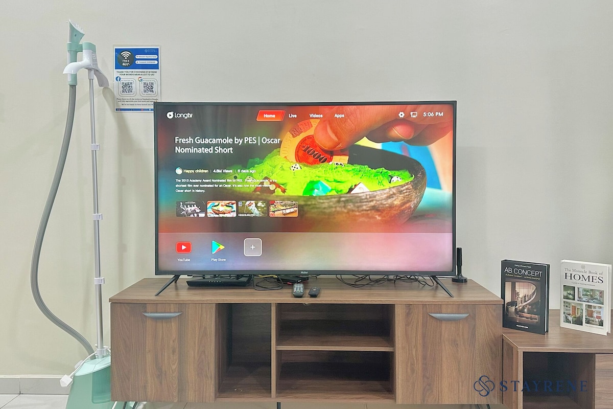 Căn hộ Superior, 3 phòng ngủ | Khu phòng khách | Smart TV 55-inch có truyền hình kỹ thuật số, Netflix, dịch vụ stream 