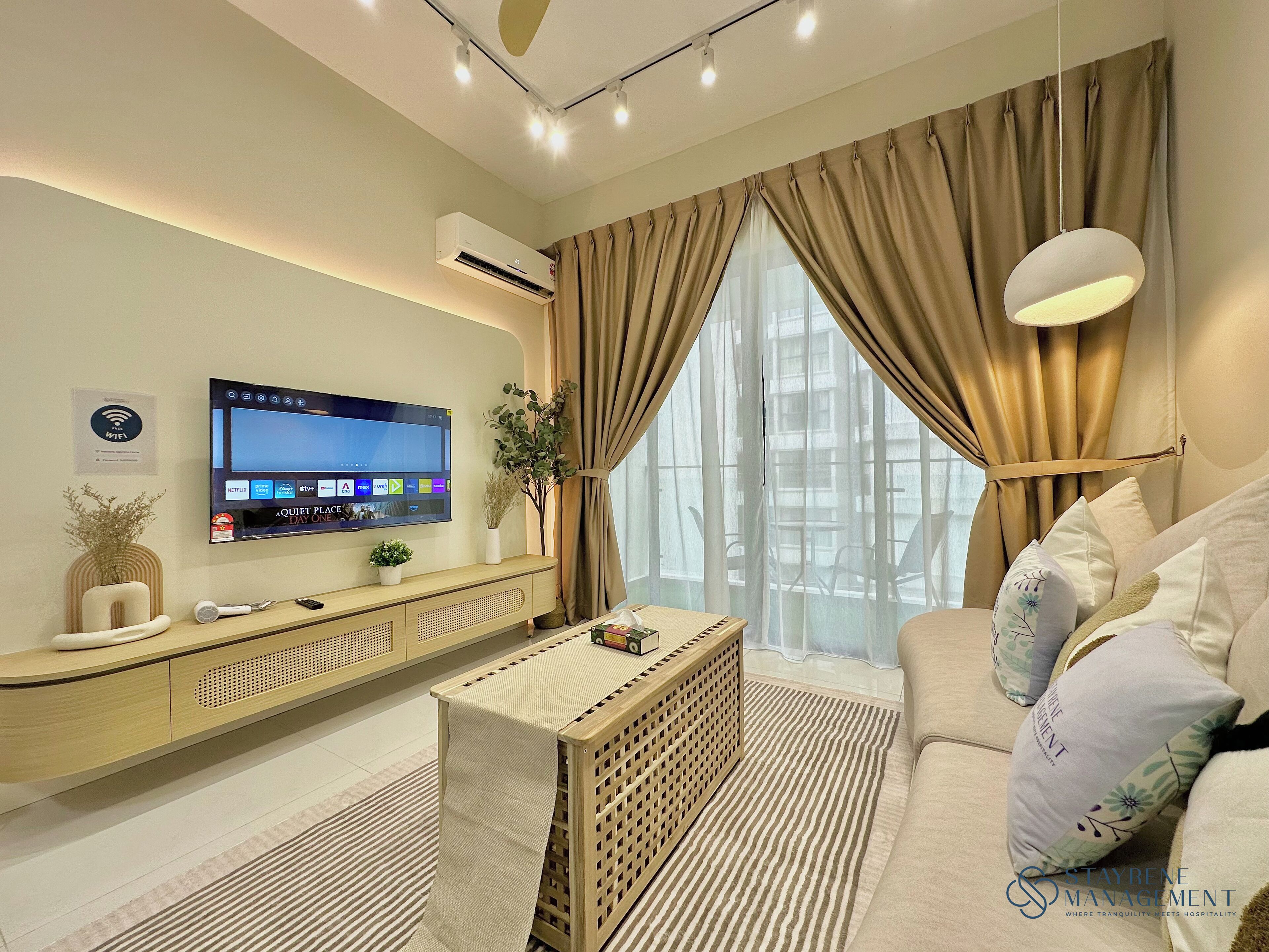 Design appartement, 2 slaapkamers, niet-roken, balkon | Woonruimte | Een 55-inch smart-tv met digitale zenders, Netflix en streamingdiensten