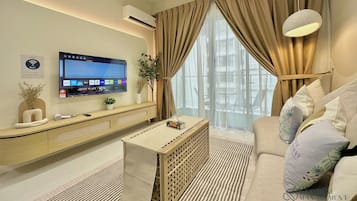 Design appartement, 2 slaapkamers, niet-roken, balkon | Woonruimte | Een 55-inch smart-tv met digitale zenders, Netflix en streamingdiensten