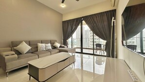 เบสิกอพาร์ทเมนท์, 3 ห้องนอน, ปลอดบุหรี่, ระเบียง | บริเวณนั่งเล่น | สมาร์ททีวี 55 นิ้ว พร้อมช่องดิจิตอล, Netflix, บริการสตรีมมิ่ง