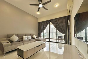 Basic-Apartment, 3 Schlafzimmer, Nichtraucher, Balkon | Wohnbereich | 55-Zoll-Smart-TV mit Digitalempfang, Netflix, Streaming-Dienste