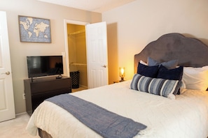 1 bedroom, iron/ironing board, WiFi, bed sheets - Cozy 1-bedroom apartment near downtown CLT w/ free parking & WIFI (Charlotte)