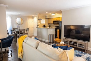 Smart TV - Cozy 1-bedroom apartment near downtown CLT w/ free parking & WIFI (Charlotte)
