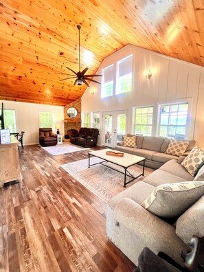 智能電視、DVD 播放機、乒乓球設施