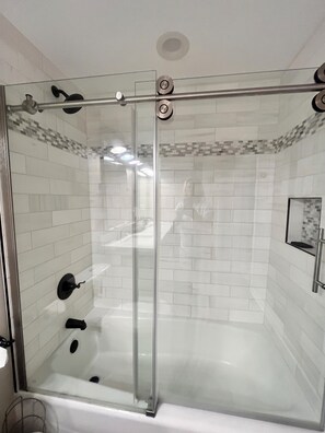 Dusche, Haartrockner, Bidet, Handtücher