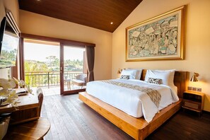 Desk, laptop workspace, free WiFi, bed sheets - Kari Senja Luxury Villa (Mas)