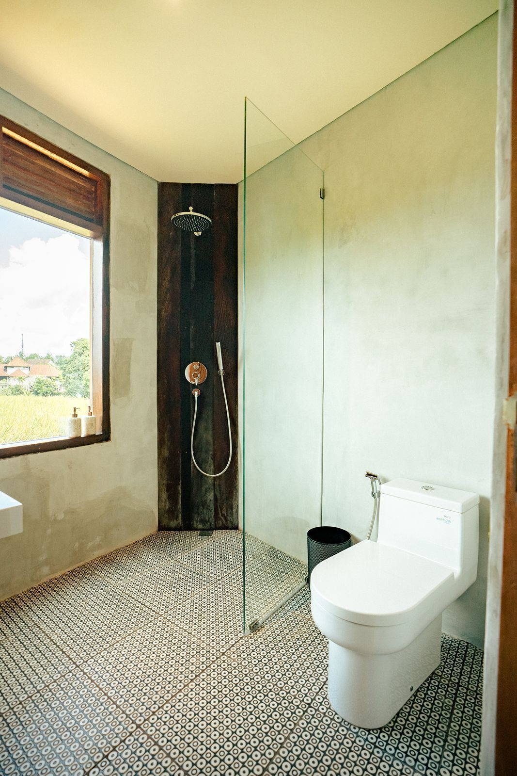 Artículos de higiene personal gratuitos, secador de pelo, bidé y toallas