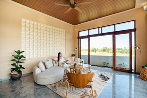 Flat-screen TV - Kari Senja Luxury Villa (Mas)