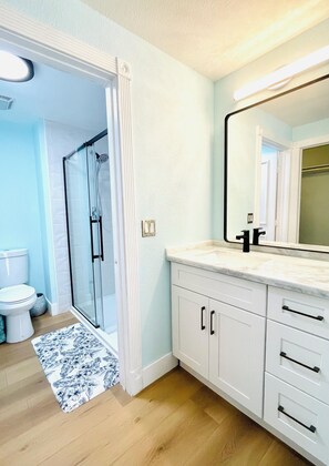 Shower, hair dryer, towels, soap - Las Vegas Strip - Cozy 2-bedroom, 2 - bathroom condo with WiFi, AC, Pool & Gym (Las Vegas)