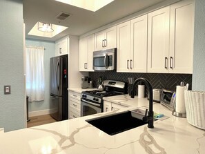Fridge, microwave, oven, stovetop - Las Vegas Strip - Cozy 2-bedroom, 2 - bathroom condo with WiFi, AC, Pool & Gym (Las Vegas)