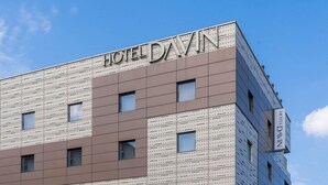 A modern building with the sign "HOTEL DAVIN" on the facade. - Jeonju Hotel Davin (Jeonju)