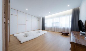 Cubrecamas y caja de seguridad en la habitación 