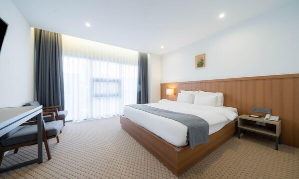 Kahden hengen deluxe-huone | Untuvapeitot, tallelokero huoneessa, yksilöllisesti sisustettu