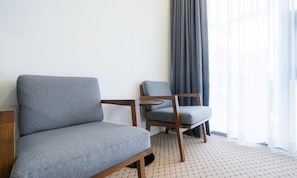 Kahden hengen deluxe-huone | Untuvapeitot, tallelokero huoneessa, yksilöllisesti sisustettu