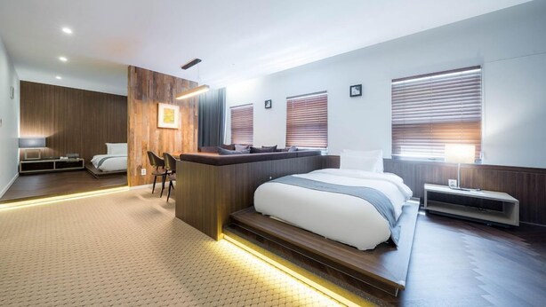 A modern hotel room with a large bed, a desk, and a seating area. - Jeonju Hotel Davin (Jeonju)