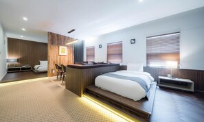 A modern hotel room with a large bed, a desk, and a seating area. - Jeonju Hotel Davin (Jeonju)