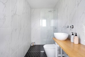 Serviettes fournies, savon, papier toilette