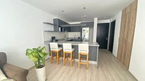 Comfort Apartment, Balcony | Living area - Suite 503. Edificio Quarzo (Quito)