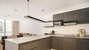 Comfort Apartment, Balcony | Private kitchen - Suite 503. Edificio Quarzo (Quito)
