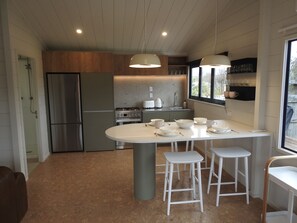 Kjøleskap, mikrobølgeovn, ovn og kokeplater