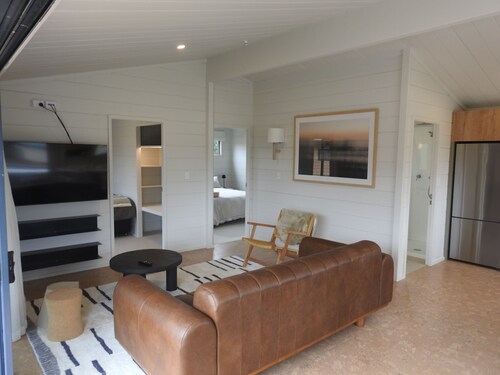 Hinenamu Cottage -Two Bedroom and located in a quiet Cul de Sac!