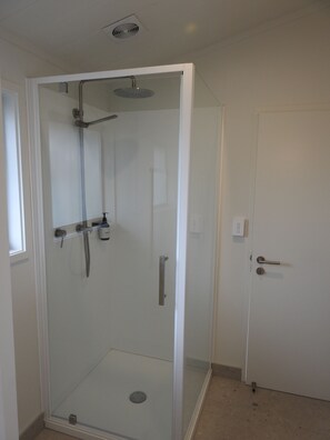 Ducha, secador de pelo, toallas y jabón