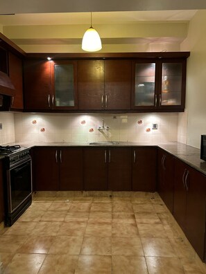 Een koelkast, een microgolfoven, een oven, een kookplaat