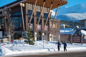 Exterior - The AlpenGlow House: Private Hot Tub Retreat with Stunning Mountain Views! (Fraser)