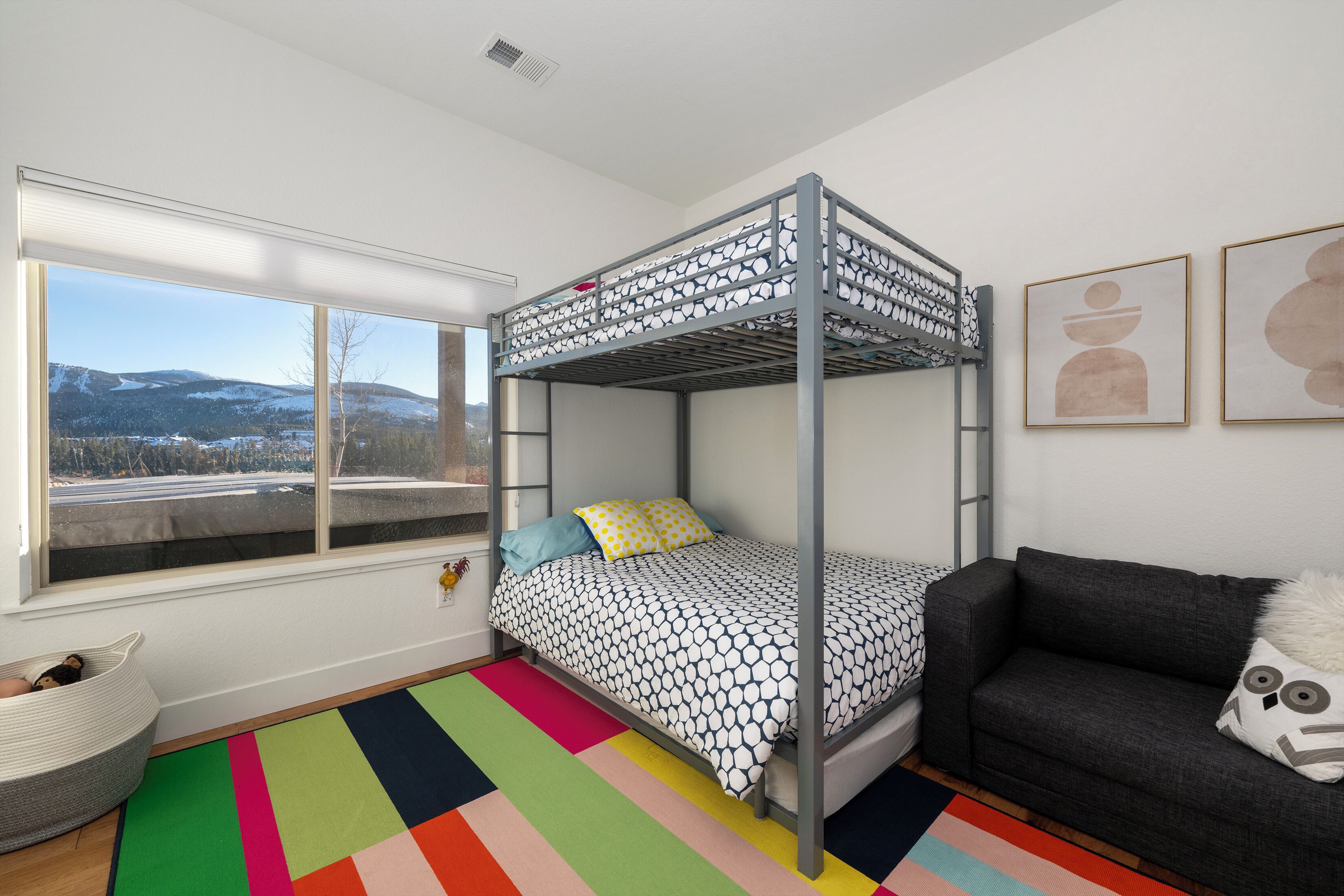 3 chambres, bureau, fer et planche à repasser, lit parapluie