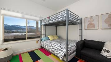 3 chambres, bureau, fer et planche Ă repasser, lit parapluie