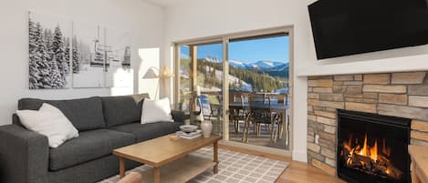 Smart TV, chimenea, reproductor de DVD y futbolito