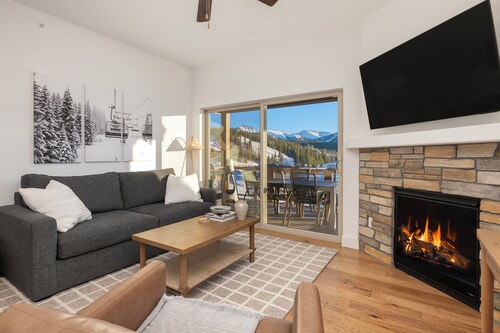 The AlpenGlow House: Private Hot Tub Retreat with Stunning Mountain Views!