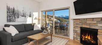The AlpenGlow House: Private Hot Tub Retreat with Stunning Mountain Views!