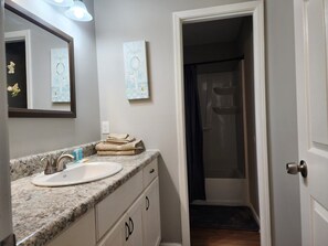 Secadora de cabello, toallas, jabón, papel de baño 
