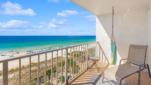 Un balcón con vista a la playa y al océano.