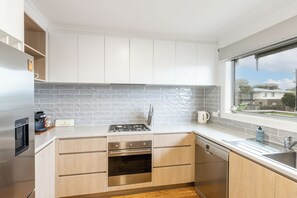 冰箱、微波炉、烤箱、炉灶