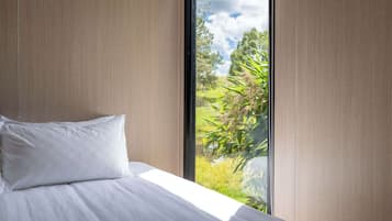 1 bedroom, bed sheets