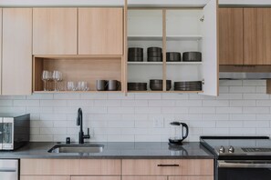 Réfrigérateur, micro-ondes, four, lave-vaisselle