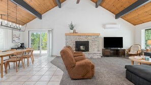 Télévision, cheminée, livres