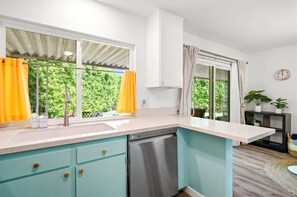 Fridge, microwave, oven, stovetop - The Blue Door Bungalow - Your Private Palm Springs Home (Palm Springs)