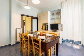 Dining - GuestHost - Spacious 120 sqm apartment, able to comfortably accommodate up to 5 people, located on the fourth floor of a building with a lift (steps to access it). The apartment is located 900 meters from the main square of the city and 700 meters from t (La Spezia)