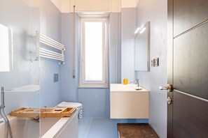 Shower, hair dryer, bidet - GuestHost - Spacious 120 sqm apartment, able to comfortably accommodate up to 5 people, located on the fourth floor of a building with a lift (steps to access it). The apartment is located 900 meters from the main square of the city and 700 meters from t (La Spezia)