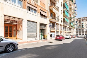 Exterior - GuestHost - Spacious 120 sqm apartment, able to comfortably accommodate up to 5 people, located on the fourth floor of a building with a lift (steps to access it). The apartment is located 900 meters from the main square of the city and 700 meters from t (La Spezia)