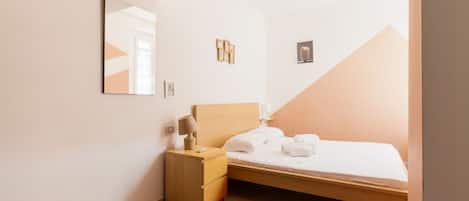 1 habitación, tabla de planchar con plancha, wifi y ropa de cama