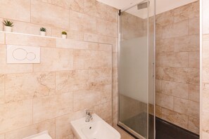 Douche, sèche-cheveux, bidet
